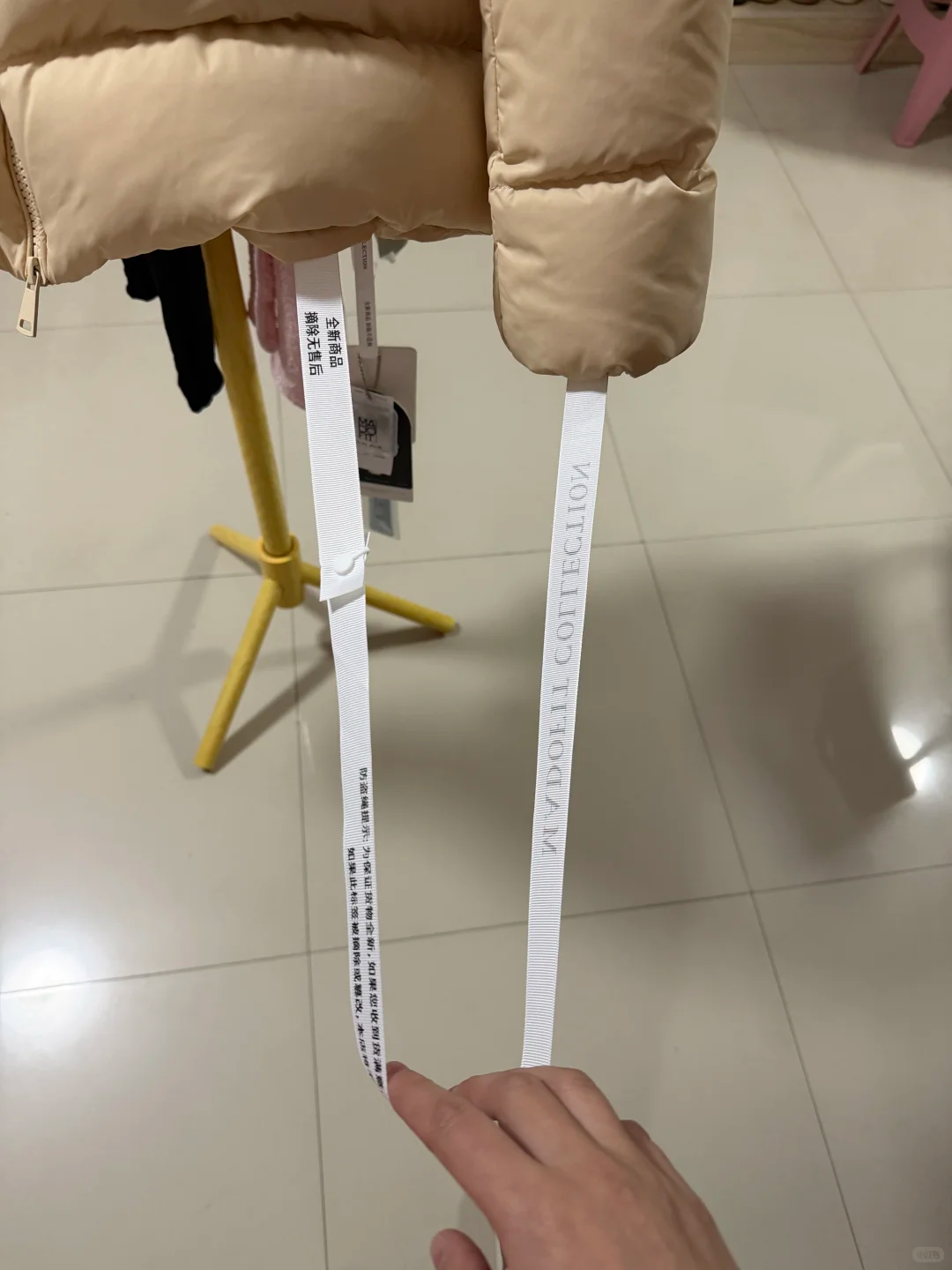 完美世界体育平台-商家防“蹭穿”与恶意退货出新招：继“比脸还大的吊牌”后又推超半米“防盗绳”